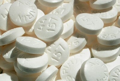 Kopfschmerzen: Was man dagegen tun kann - Tabletten sind auch bei Kopfschmerzen nicht in jedem Fall die beste Lösung. Foto: Jens Goetzke/pixellio