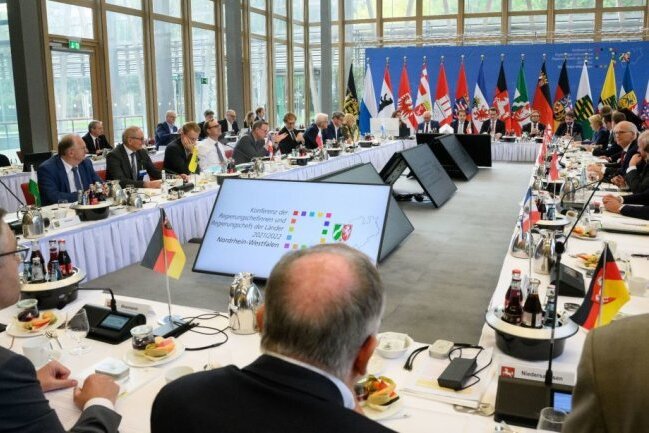 Die Regierungschefs der Länder treffen sich zur Ministerpräsidentenkonferenz (MPK) in der NRW-Landesvertretung.