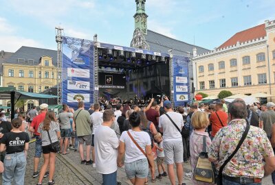 Krachender Start: 20. Zwickauer Stadtfest hat begonnen - Das Warm Up hat zahlreiche Gäste angelockt. Foto: Ralf Wendland