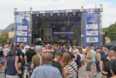 Krachender Start: 20. Zwickauer Stadtfest hat begonnen - Das Warm Up hat zahlreiche Gäste angelockt. Foto: Ralf Wendland