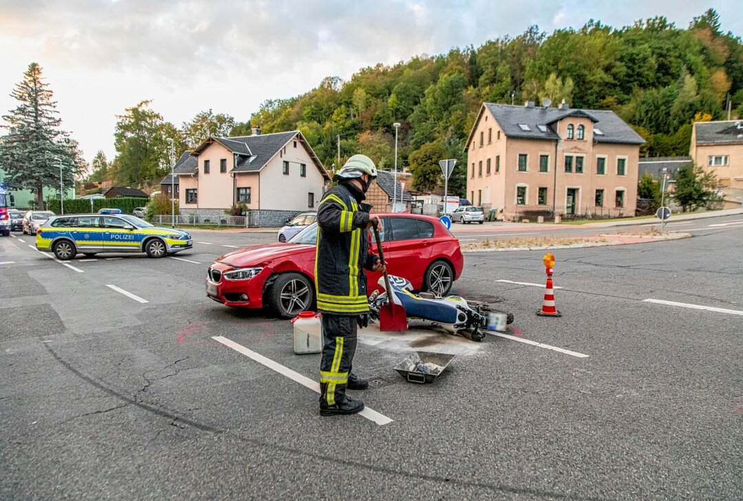 Krad kollidiert mit PKW auf Kreuzung - eine Person verletzt - Unfall in Burkhardtsdorf. Foto: Andre Maerz