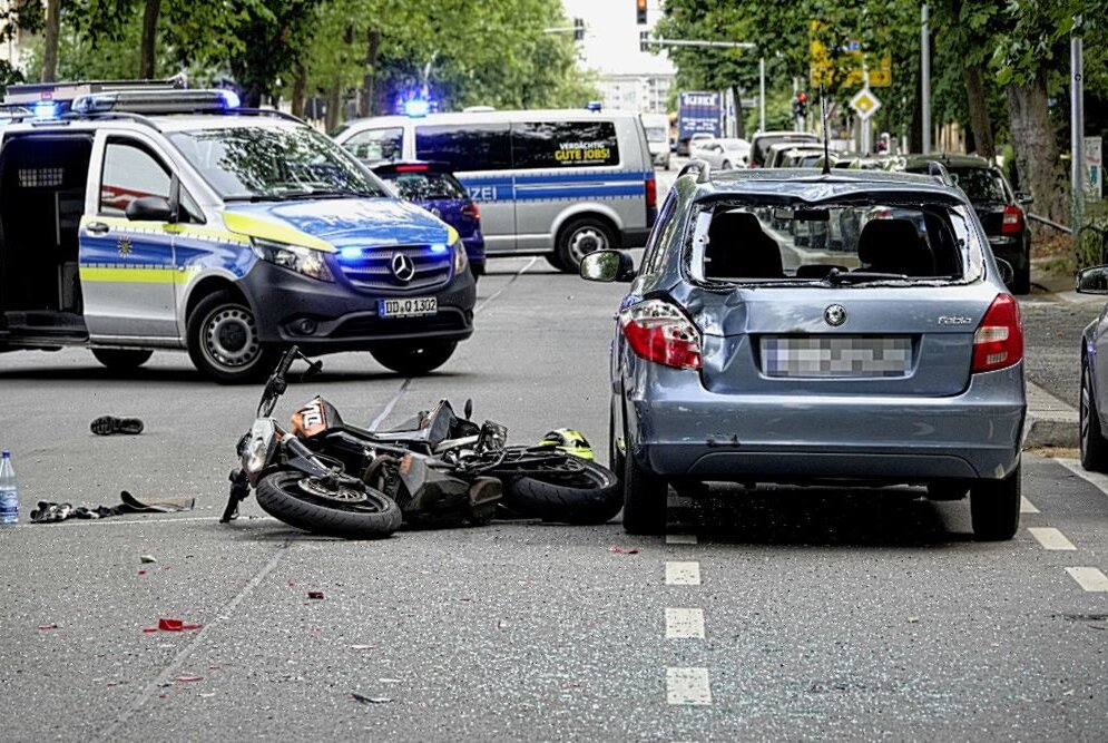 Krad übersehen: Zwei Schwerverletzte in Chemnitz - Auf der Straße der Nationen ereignete sich ein Unfall. Foto: ChemPic