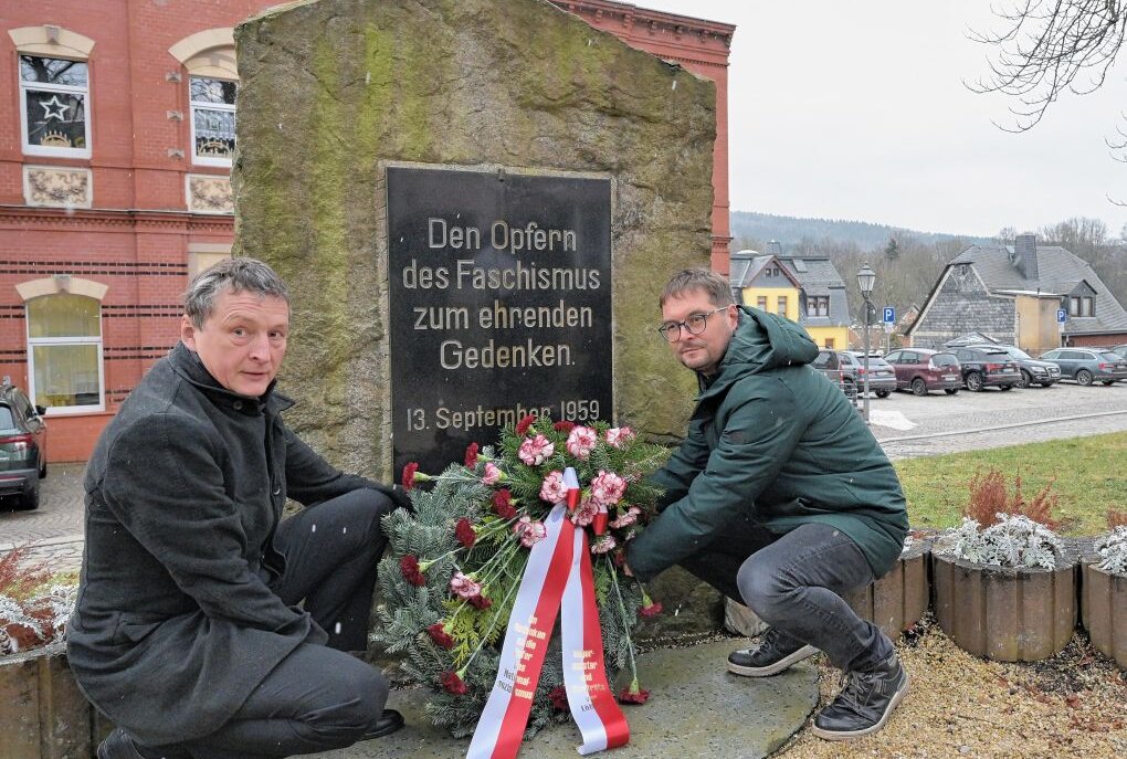 Am Gedenkstein in Lößnitz hat es gestern eine Kranzniederlegung gegeben - links Steffen Höll und rechts Mirko Gläser, beide von der Stadtverwaltung. Foto: Ralf Wendland