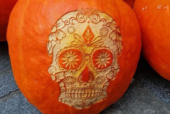 Krass kreative Kürbisse: Eine Herbstinspiration - Ein tolles Kunstwerk im Skelettlook. Foto: pixabay