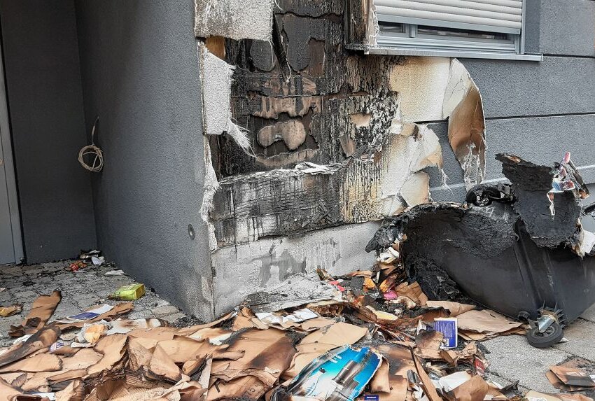 Demo Leipzig:  Unbekanntezündeten in der Ungerstraße vor einem Neubau eine Mülltonne an . Beim Brand wurde die Fassade stark zerstört. Foto: Anke Brod
