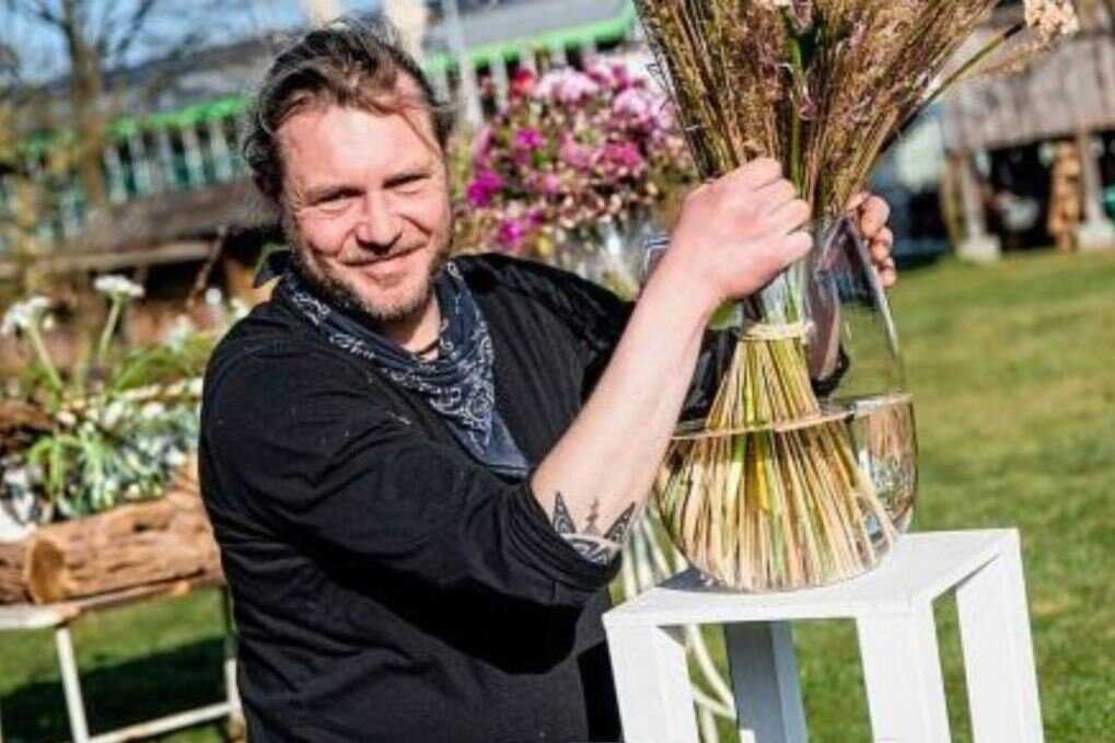 Kreative Blütenpracht für "20 Jahre Messe" - Floristmeister David Gehrisch. Foto: privat
