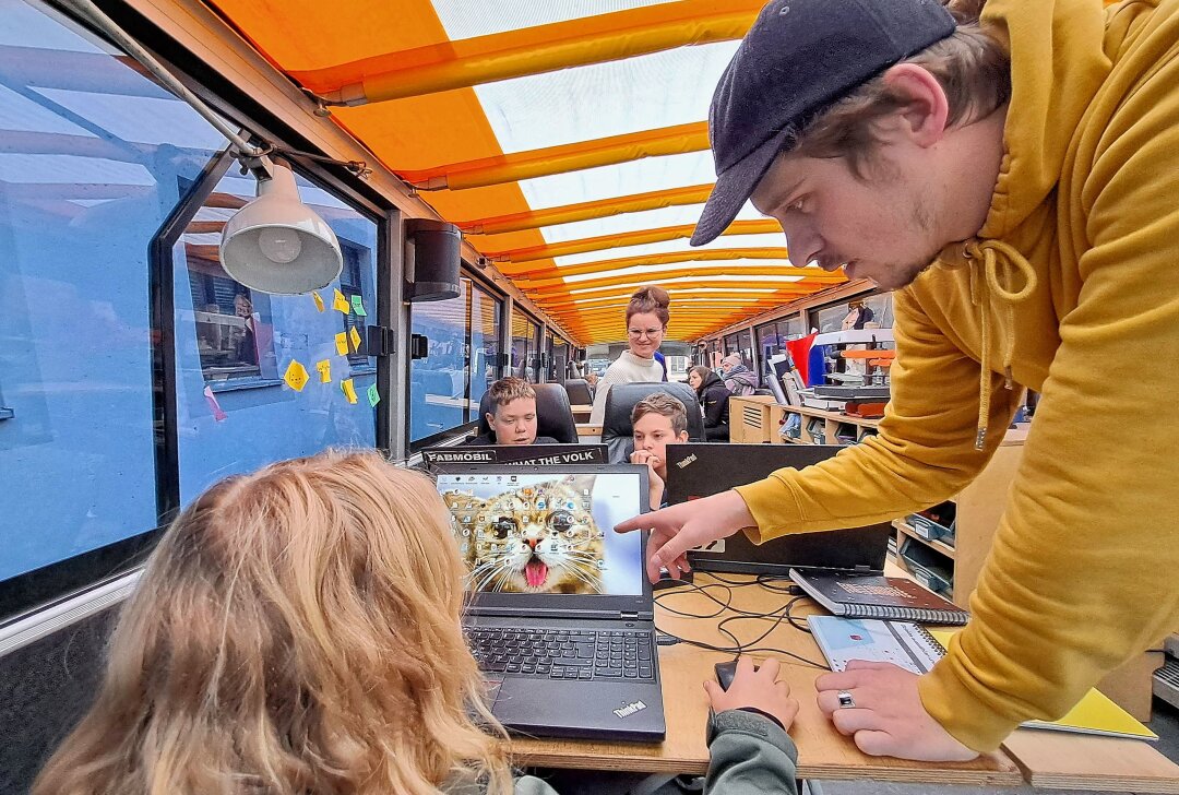 Kreative Technologie auf Tour: Fabmobil macht in Augustusburg Station - Am Laptop erläutert Haakon Hilse einer Besucherin die Nutzung der Software. Foto: Andreas Bauer