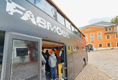 Kreative Technologie auf Tour: Fabmobil macht in Augustusburg Station - Beim Fabmobil handelt es sich um einen umgebauten Doppeldeckerbus, der einst Touristen durch Berlin kutschierte. Foto: Andreas Bauer