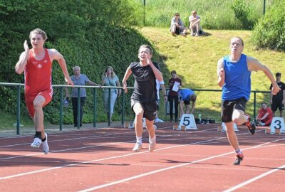 Kreis-, Kinder- und Jugendspiele in Falkenstein ausgetragen - Matteo Löscher vom Treuener LV (li.) ist die 100 Meter in 11,96 Sekunden gelaufen. Foto: Ramona Schwabe