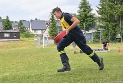 Die Jugendfeuerwehr Carlsfeld hat im Vorfeld des Wettbewerbes fleißig trainiert - im Bild Maddox Stoll. Foto: Ralf Wendland