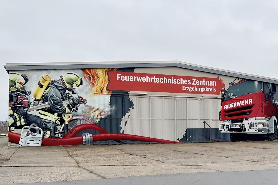 Der Krreisfeuerwehrverband Erzgebirge hat ein neues Projekt gestartet in Form kreativer Mitgliederwerbung - Busse sollen Werbung machen fürs Ehrenamt Feuerwehr.