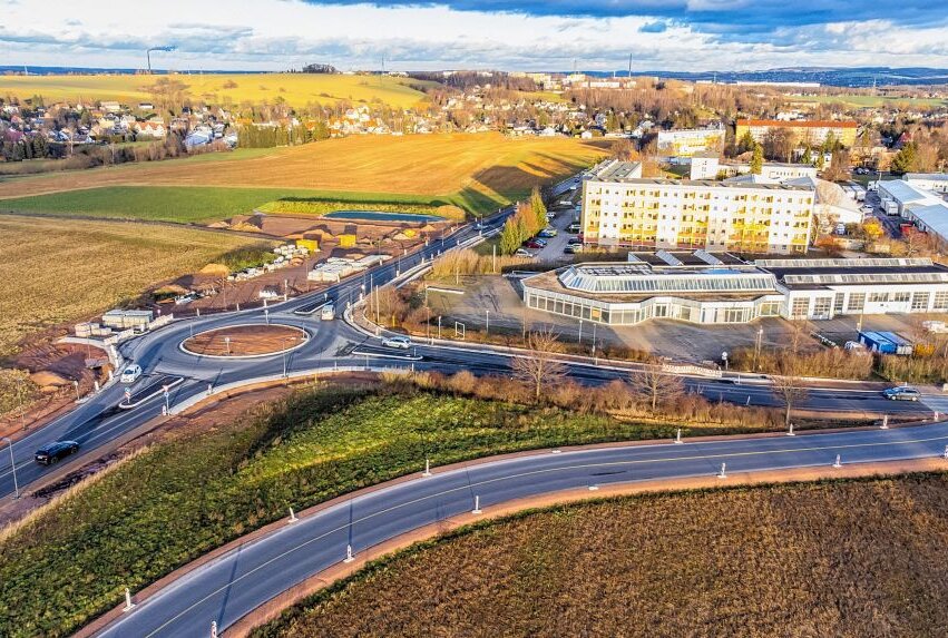 Kreisverkehr in Neukirchen wurde fertiggestellt - Der neue Kreisverkehr. Foto: ERZ-Foto/Georg Ulrich Dostmann