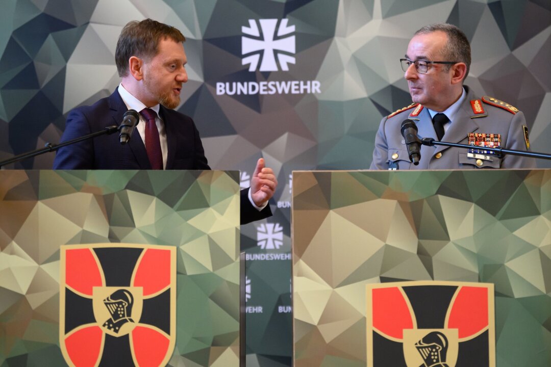 Kretschmer für Debatte zur Wiedereinführung der Wehrpflicht - Michael Kretschmer (CDU, l), Ministerpräsident von Sachsen, und Carsten Breuer, Generalinspekteur der Bundeswehr.
