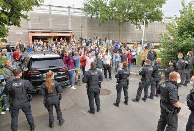 Kretschmer in Freiberg: Polizistin offenbar von Dienstwagen verletzt - Vor dem Tivoli kam es zu Protesten gegen Ministerpräsident Michael Kretschmer. Foto: Eckardt Mildner