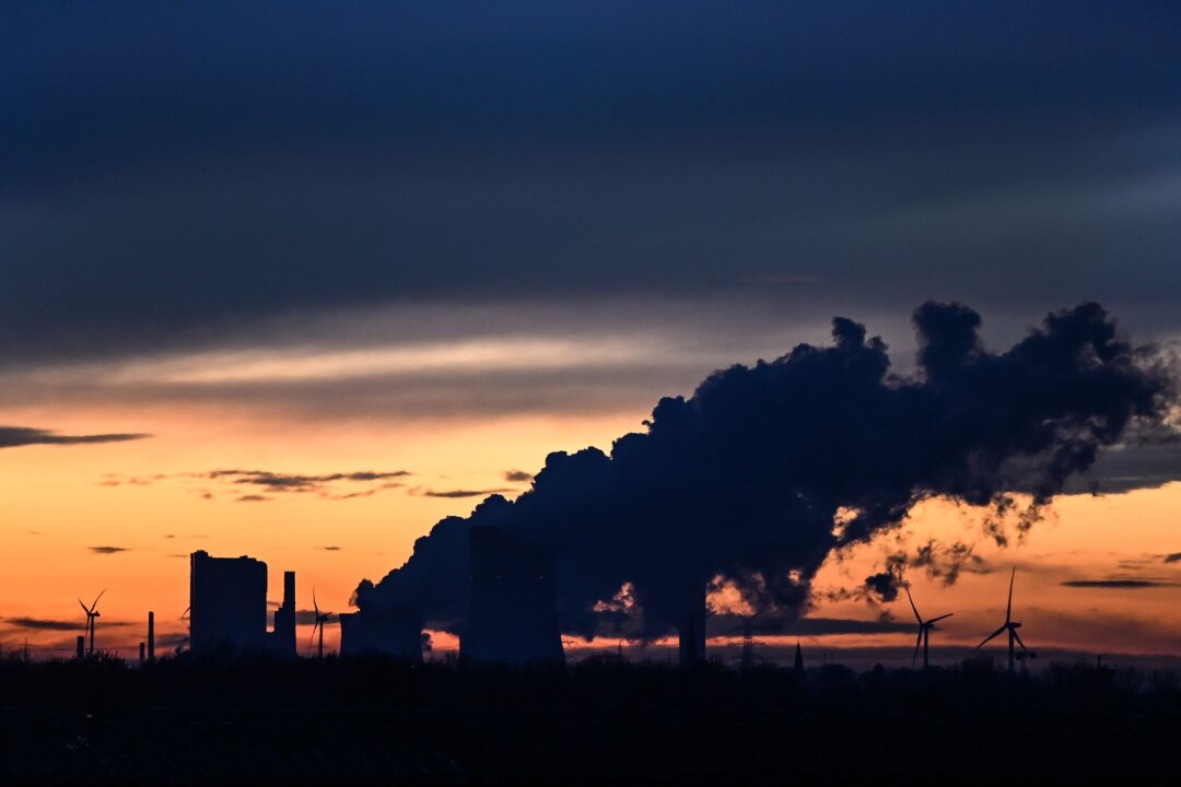 Kretschmer kritisiert G7-Entscheidung zum Kohleausstieg - Die Sonne ist hinter dem Braunkohlekraftwerk Niederaußem untergegangen.