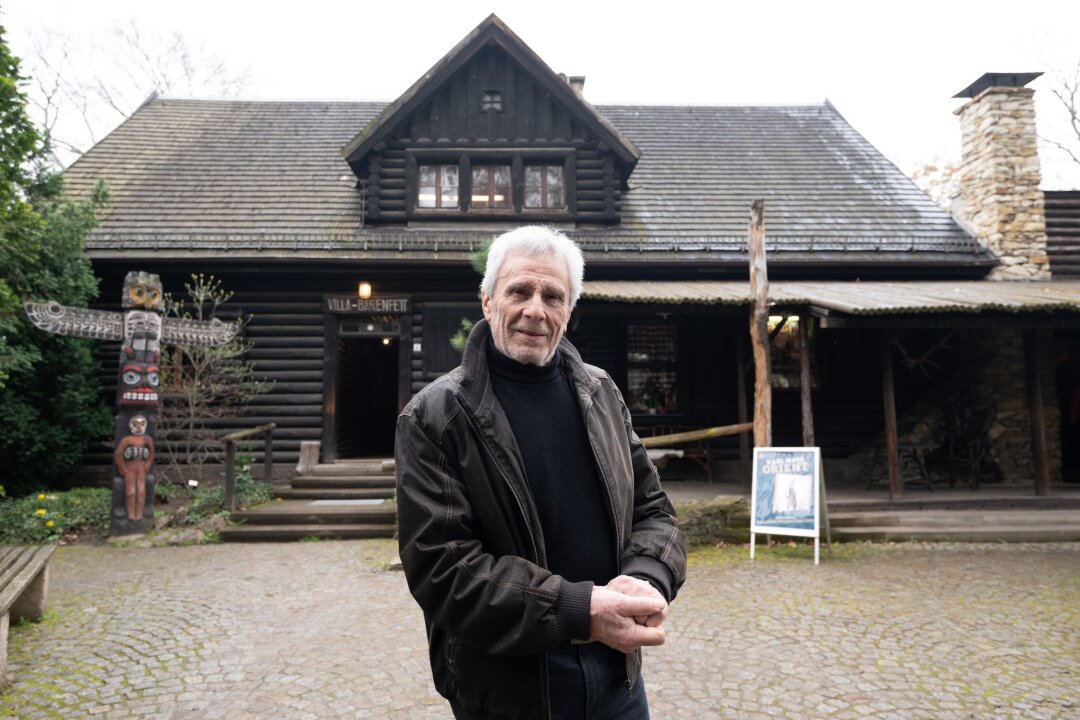 Kretschmer trifft "Häuptling" Gojko Mitic - Gojko Mitic, deutsch-serbischer Schauspieler und Regisseur, steht im Karl May Museum vor der „Villa Bärenfett“.