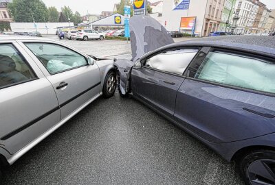 Kreuzungscrash: E-Autofahrer übersieht vorfahrtsberechtigten PKW - In Bautzen kam es zu einem Unfall zwischen einem E-Auto und einem Skoda. Foto: Lausitznews.de/ Jens Kaczmarek