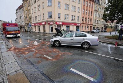 Kreuzungscrash: E-Autofahrer übersieht vorfahrtsberechtigten PKW - In Bautzen kam es zu einem Unfall zwischen einem E-Auto und einem Skoda. Foto: Lausitznews.de/ Jens Kaczmarek