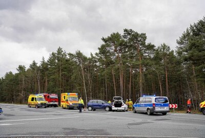 Kreuzungscrash fordert fünf Verletzte - Auf der B156 kam es zu einem Unfall. Foto: LausitzNews.de / Ricardo Herzog