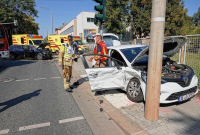 Kreuzungscrash: Fünf Verletzte nach Kollision - In Dresden kam es am Sonntag zu einem schweren Verkehrsunfall, bei dem fünf Personen verletzt wurden. Foto: Roland Halkasch