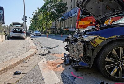 Kreuzungscrash: Fünf Verletzte nach Kollision - In Dresden kam es am Sonntag zu einem schweren Verkehrsunfall, bei dem fünf Personen verletzt wurden. Foto: Roland Halkasch