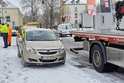 Kreuzungscrash in Chemnitz: PKW in Gleisbett geschleudert - Am Mittwoch ereignete sich gegen 8.00 Uhr in Chemnitz, Uhlestraße/ Annaberger Straße, ein Verkehrsunfall zwischen zwei PKW. Foto: Harry Härtel