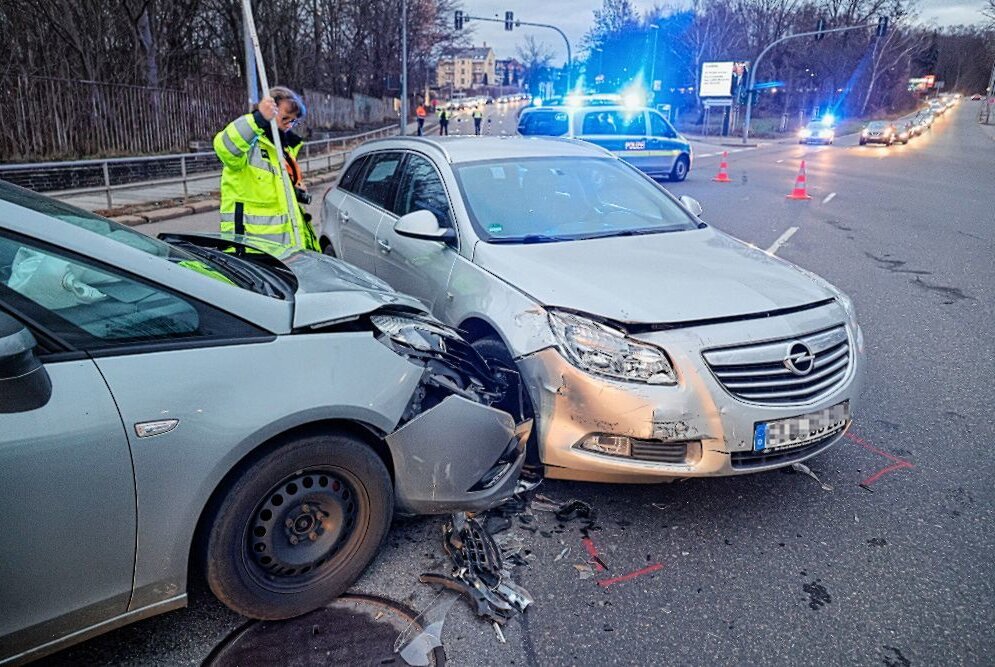 Kreuzungscrash in Chemnitz - Auf einer Kreuzung kam es zu einem Unfall. Foto: Harry Härtel/haertelpress