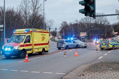 Kreuzungscrash in Chemnitz - Auf einer Kreuzung kam es zu einem Unfall. Foto: Harry Härtel/haertelpress