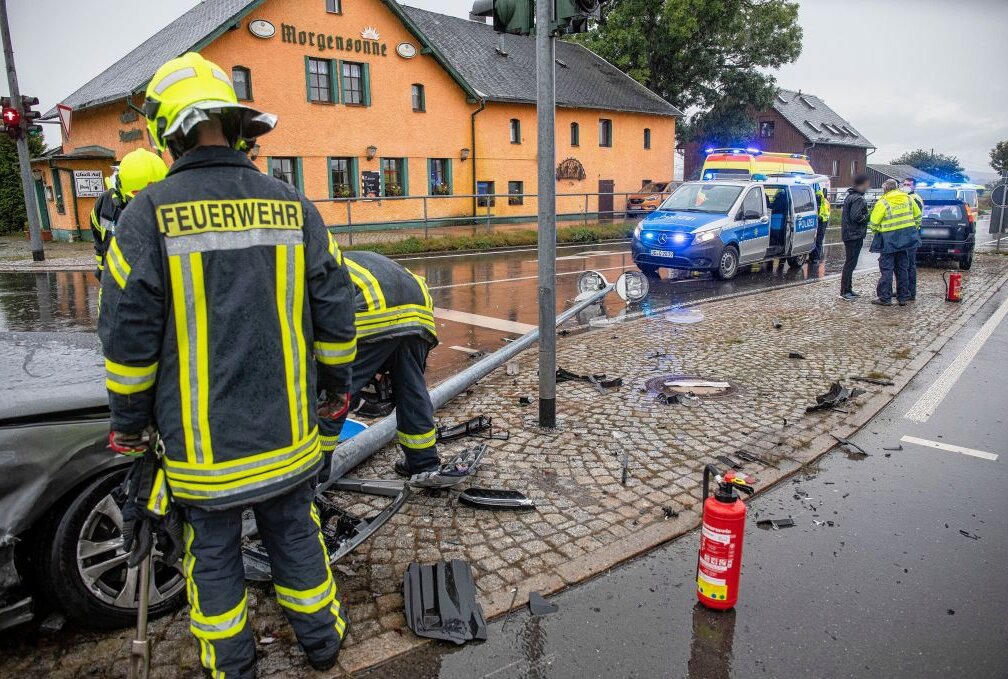 Die Feuerwehr Cunersdorf war im Einsatz. Die Kameraden mussten den Abzweig nach Cunersdorf voll sperren.  Foto: Bernd März/blst