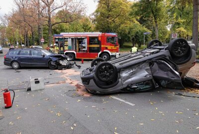Kreuzungscrash in Dresden: PKW überschlug sich - Am Sonntagnachmittag kam es in Dresden zu einem schweren Unfall. Foto: Roland Halkasch