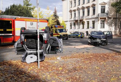 Kreuzungscrash in Dresden: PKW überschlug sich - Am Sonntagnachmittag kam es in Dresden zu einem schweren Unfall. Foto: Roland Halkasch