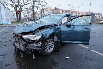 Kreuzungscrash in Dresden: Verkehrsunfalldienst ermittelt - In Dresden kam es heute Morgen zu einem Kreuzungscrash. Foto: Roland Halkasch