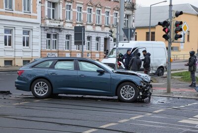 Kreuzungscrash in Dresden: Verkehrsunfalldienst ermittelt - In Dresden kam es heute Morgen zu einem Kreuzungscrash. Foto: Roland Halkasch
