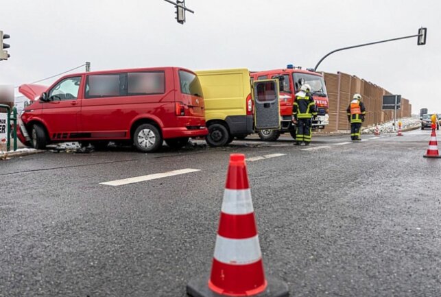 Kreuzungscrash in Rebesgrün: Zwei Transporter kollidieren an Ampel - In Rebesgrün kam es an einer Ampelkreuzung zu einem Unfall. Foto: David Rötzschke