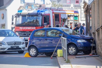 Kreuzungscrash in Thum: PKW durchbricht Geländer und kracht gegen Haus - Am Dienstagvormittag kam es gegen 10 Uhr in Thum zu einem Unfall. Foto: B&S/Bernd März 
