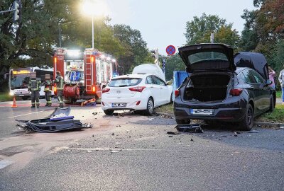 Kreuzungscrash zweier PKW: Drei Personen verletzt - Am Mittwochabend kam es in Hoyerswerda zu einem schweren Unfall bei dem drei Personen verletzt wurden. Foto: xcitepress