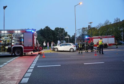 Kreuzungscrash zweier PKW: Drei Personen verletzt - Am Mittwochabend kam es in Hoyerswerda zu einem schweren Unfall bei dem drei Personen verletzt wurden. Foto: xcitepress