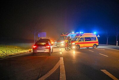 Kreuzungscrash zwischen Skoda und Opel: Drei Verletzte - Am Samstag gegen 20 Uhr kam es auf der B6 bei Reichenbach zu einem schweren Verkehrsunfall, bei dem drei Personen verletzt wurden. Foto: LausitzNews.de/Philipp Grohmann