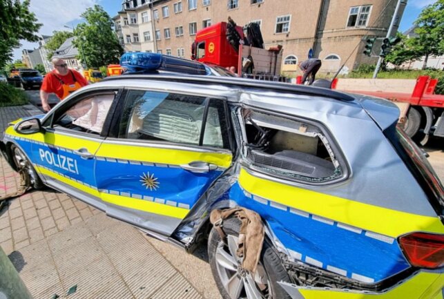 Kreuzungsunfall mit Polizeiwagen: Drei verletzte Personen - Ein PKW befuhr die Wartburgstrasse in Richtung Bernsdorfer Strasse bei grüner Ampelschaltung und wurde vom Polizeifahrzeug gerammt. Foto: Harry Haertel