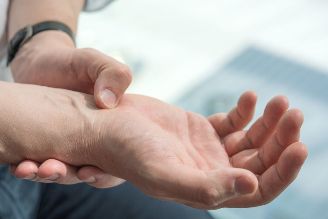 Kribbelnde Finger? Was hinter dem Karpaltunnelsyndrom steckt - Schmerzen und Kribbeln in den Fingerspitzen und der Hand sind oft auf ein Karpaltunnelsymdrom zurückzuführen.