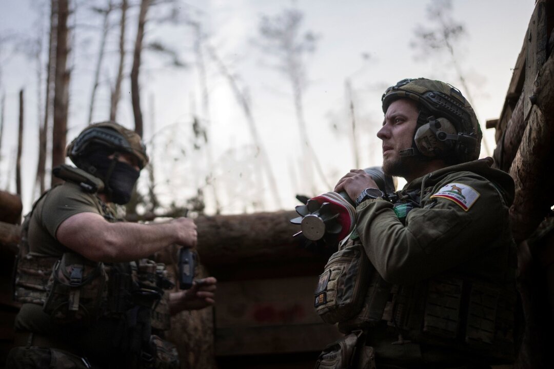 Krieg gegen die Ukraine: So ist die Lage - Ein ukrainischer Soldat trägt eine Mörsergranate, während er auf einen Feuerbefehl wartet.