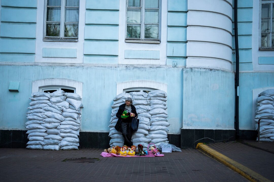Krieg gegen die Ukraine: So ist die Lage - Kiew ist eine Stadt der Gegensätze geworden: Vor mit Sandsäcken geschützten Fenstern verkauft eine Frau Spielzeug. Die Ukraine verteidigt sich nun seit 796 Tagen gegen den russischen Angriffskrieg.