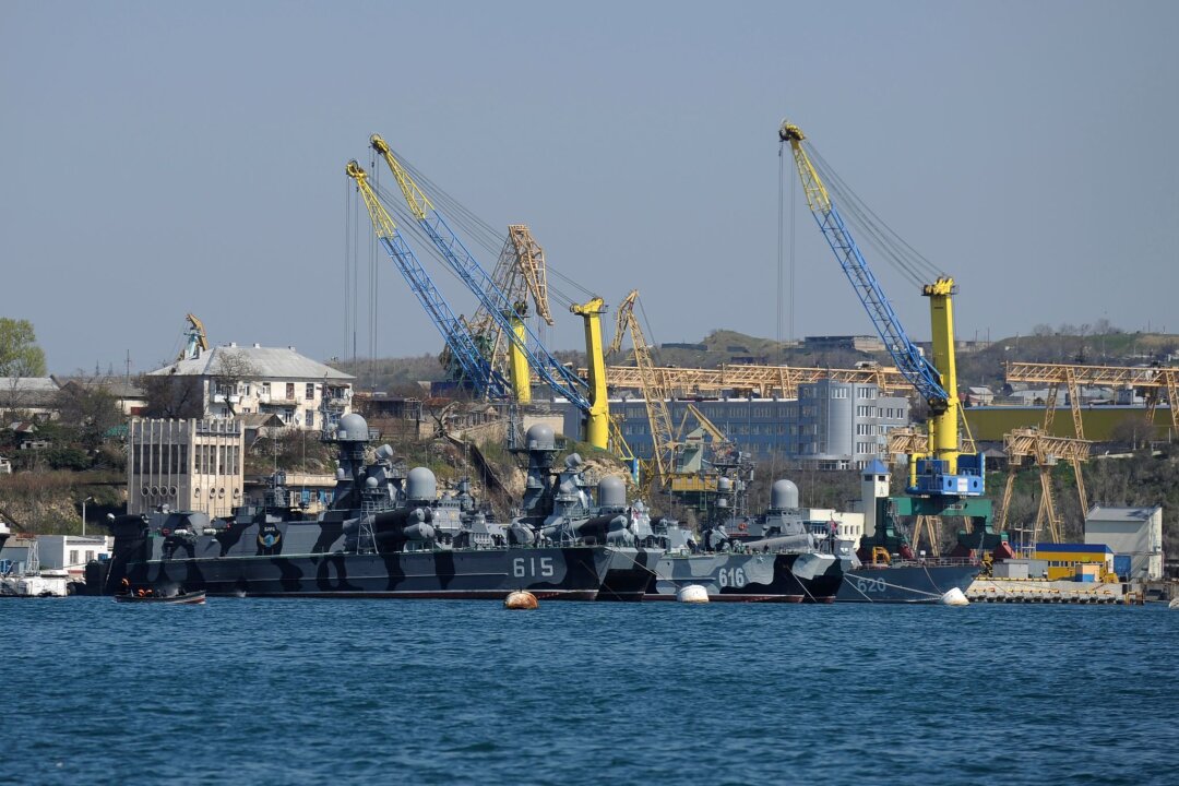 Krieg gegen die Ukraine: So ist die Lage - Schiffe der russischen Schwarzmeerflotte liegen am 31. März 2014 in einer der Buchten von Sewastopol. Durch ukrainische Drohnenangriffe soll nun ein schweres Patrouillenboot der Schwarzmeerflotte getroffen worden sein.