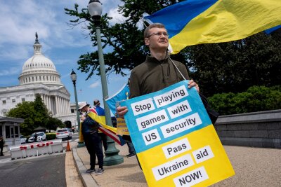 Krieg gegen die Ukraine: So ist die Lage - Aktivisten, die die Ukraine unterstützen, demonstrieren vor dem Kapitol.