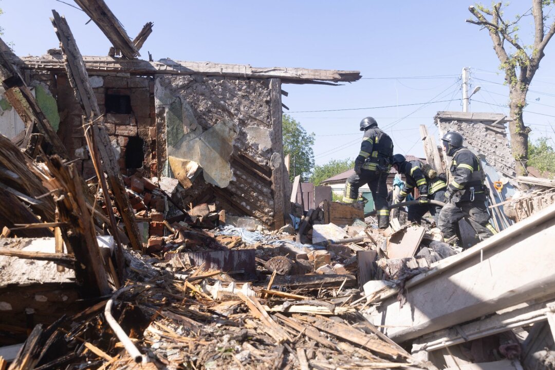 Krieg gegen die Ukraine: So ist die Lage - Ersthelfer arbeiten nach einem russischen Angriff auf Charkiw am Einsatzort.