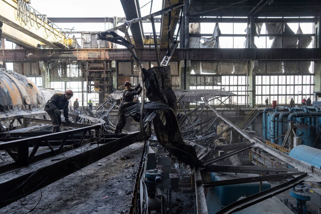 Krieg gegen die Ukraine: So ist die Lage - Arbeiter räumen die Trümmer nach einem russischen Raketenangriff auf ein DTEK-Kraftwerk in der Ukraine auf.