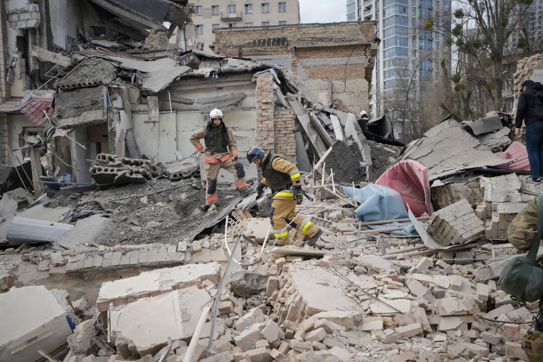 Krieg gegen die Ukraine: So ist die Lage - Nach einem russischen Luftangriff begutachten Ersthelfer in Kiew die Schäden. Mehrere Menschen wurden bei dem Angriff verletzt.
