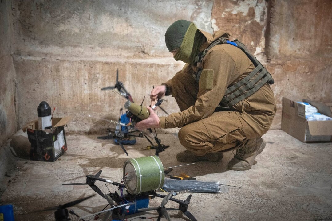Krieg gegen die Ukraine: So ist die Lage - Ein ukrainischer Soldat bereitet Drohnen an der Frontlinie vor.