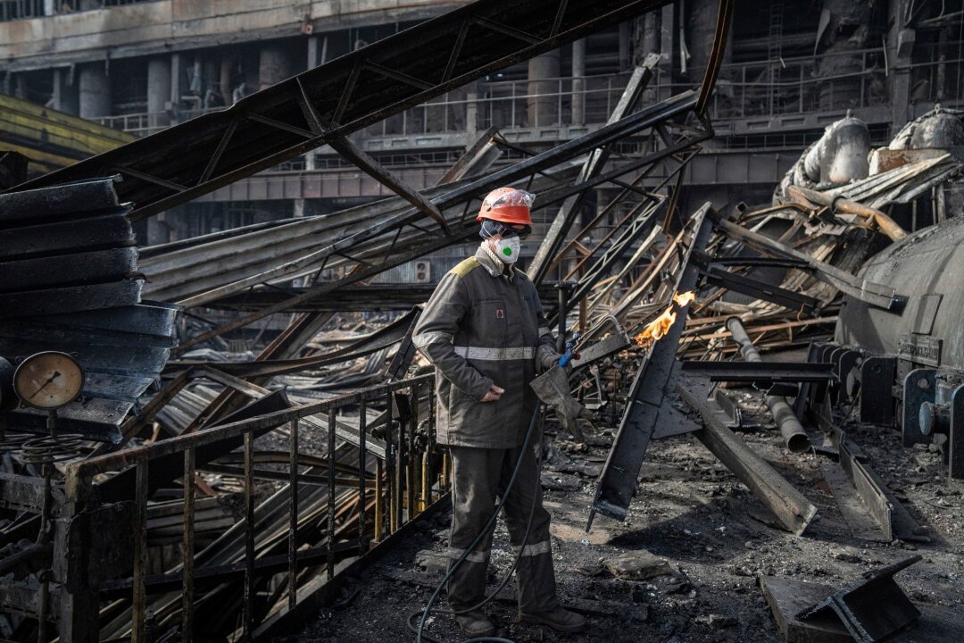 Krieg gegen die Ukraine: So ist die Lage - Ein Arbeiter beseitigt die Trümmer des DTEK-Kraftwerks, das von einer russischen Rakete getroffen wurde.