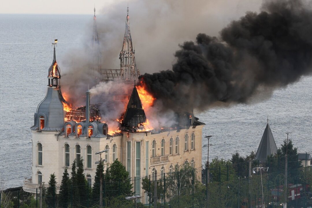 Krieg gegen die Ukraine: So ist die Lage - Ein Gebäude der Rechtsakademie von Odessa brennt nach einem russischen Raketenangriff.